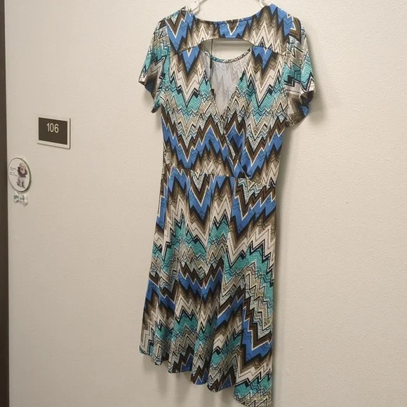 NWT Neesha Mini Dress - Chevron Pattern - Elastic - Relaxed Vibe - Work To Play - Picture 6 of 13